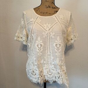 Skies are blue Short sleeve cream lace top size large